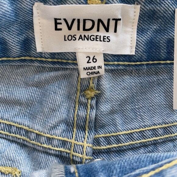 NWT Womens Cuffed Denim Shorts Distressed Light Wash 3” Inseam Size 26 - Picture 5 of 7